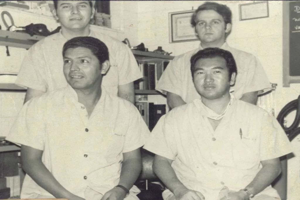 (Em Pé) Dr. Carlos Alberto Cagnolati, Dr. José Marcos Paiva Costa (1971) / (Sentado) Dr. Alberto Candelario Vargas Velasquez e Dr. Akihiro Tukyiama (1970-1971)